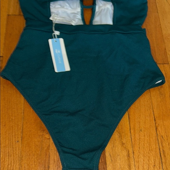 Cupshe green One Piece Swimsuit with Textured Fabric and V-Neckline - Picture 6 of 8